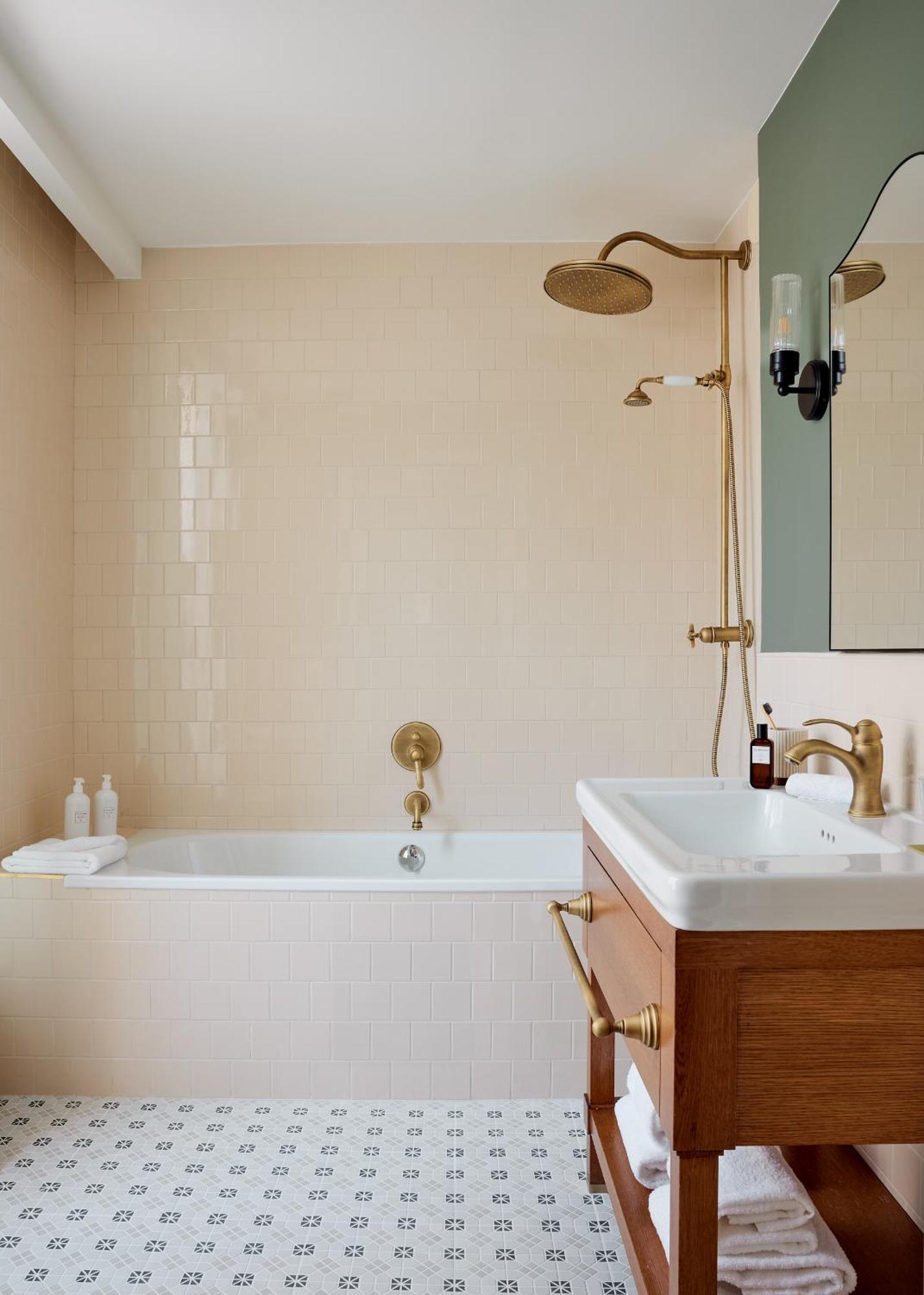 Noucha 4* Paris